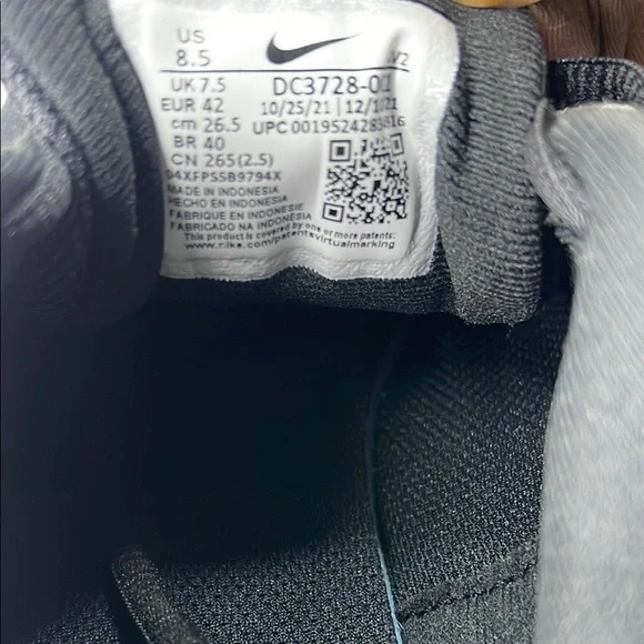 Nike Women's Black Sneakers - Picture 6 of 6